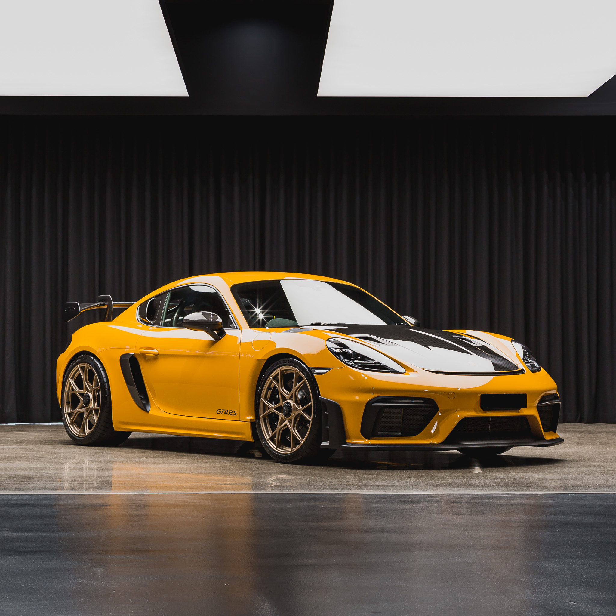 Insta Porsche GT4 RS Signal Yellow 6443